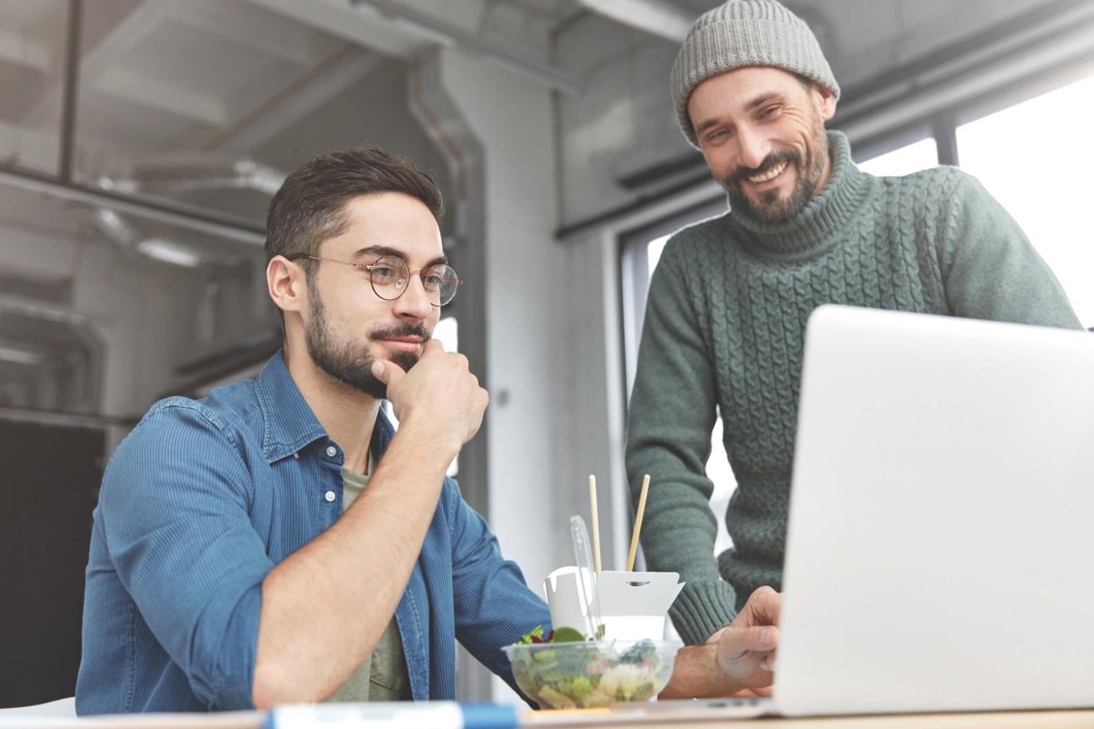 Специалисты анализируют финансовые данные в современном офисе