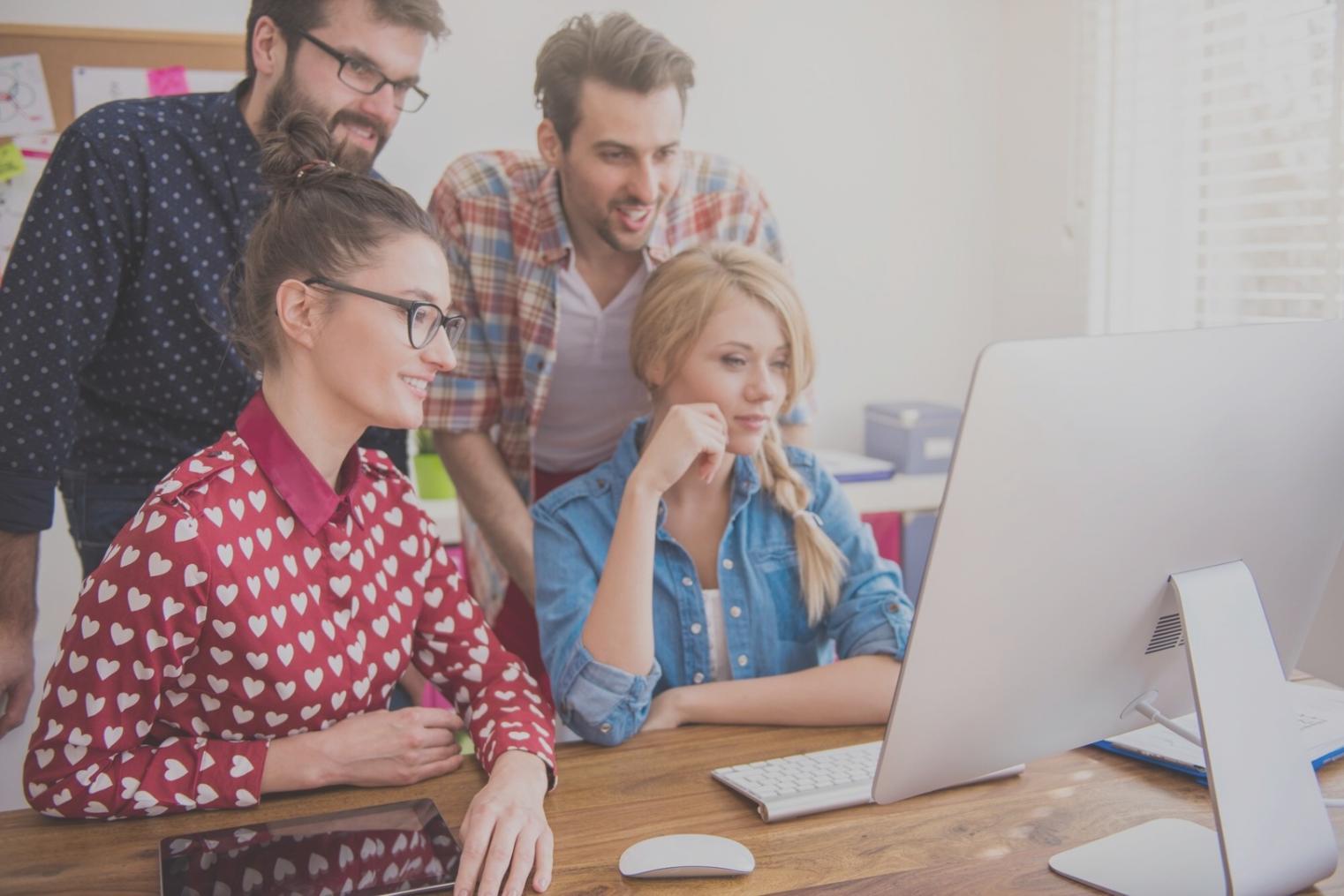 Команда Ryvantir за работой над финансовым анализом